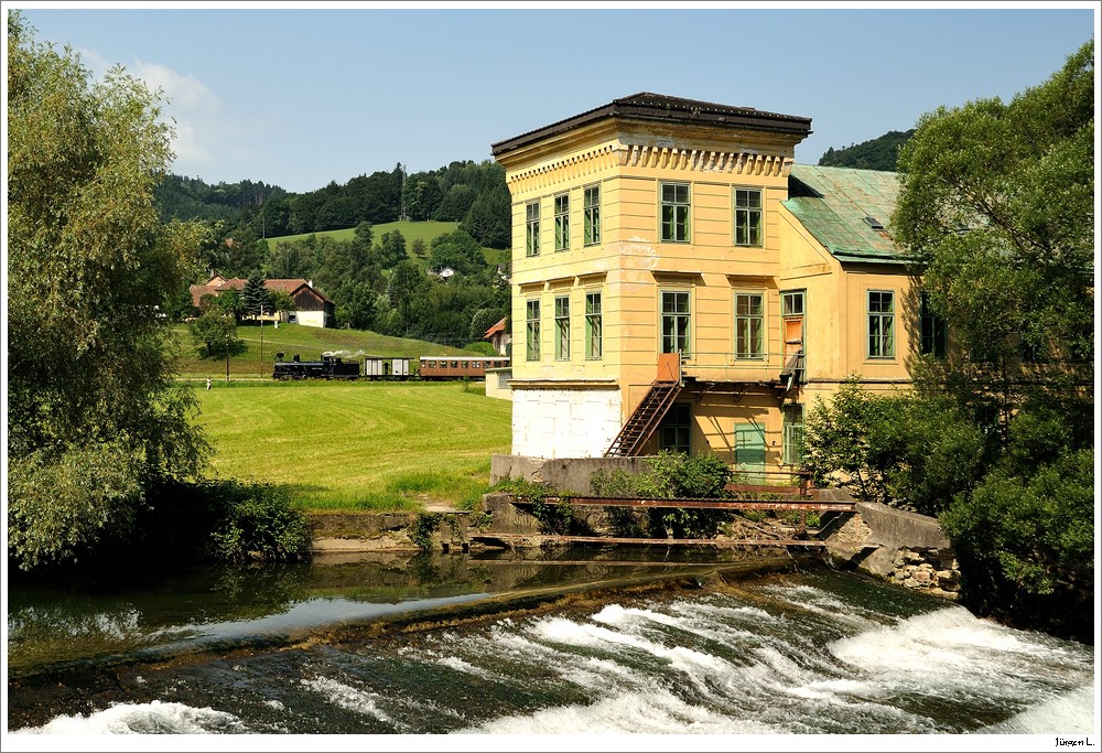 Dampflok Mh.6 mit dem Panoramic 760 alias R19259 nach Mariazell. Hier in Mainburg, 4.7.2010.