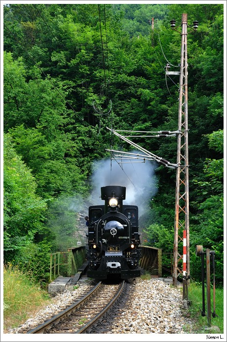 Dampflok Mh.6 mit dem Panoramic 760 alias R19259 nach Mariazell. Hier bei Schwarzenbach beim Schnau-Tunnel, 4.7.2010.