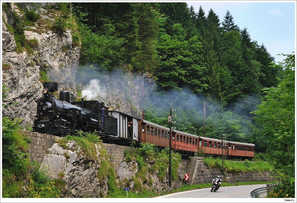 Dampflok Mh.6 mit dem Panoramic 760 alias R19259 nach Mariazell. Hier nochmals bei Frankenfels, 4.7.2010.