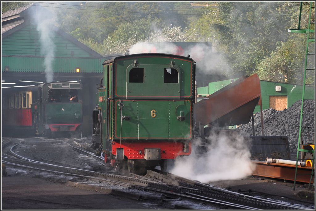 Dampflok Nr 6 und 4 nebeln das Depotgelnde in Llanberis ein. (06.09.2012)