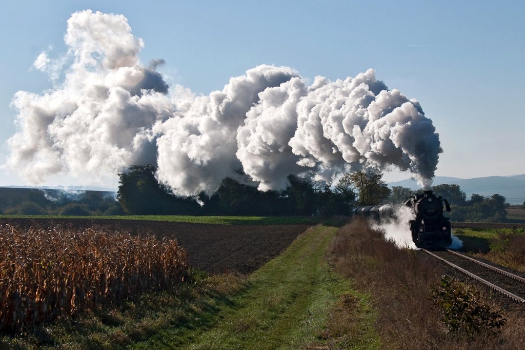 Dampflok Saisonfinale des Nostalgie Express  Leiser Berge  am 15.10.2011. 52 100 hat mit dem EZ 7390 soeben den sogenannten Mollmannsdorfer Berg erklommen. Die Aufnahme entstand kurz vor Hetzmannsdorf.