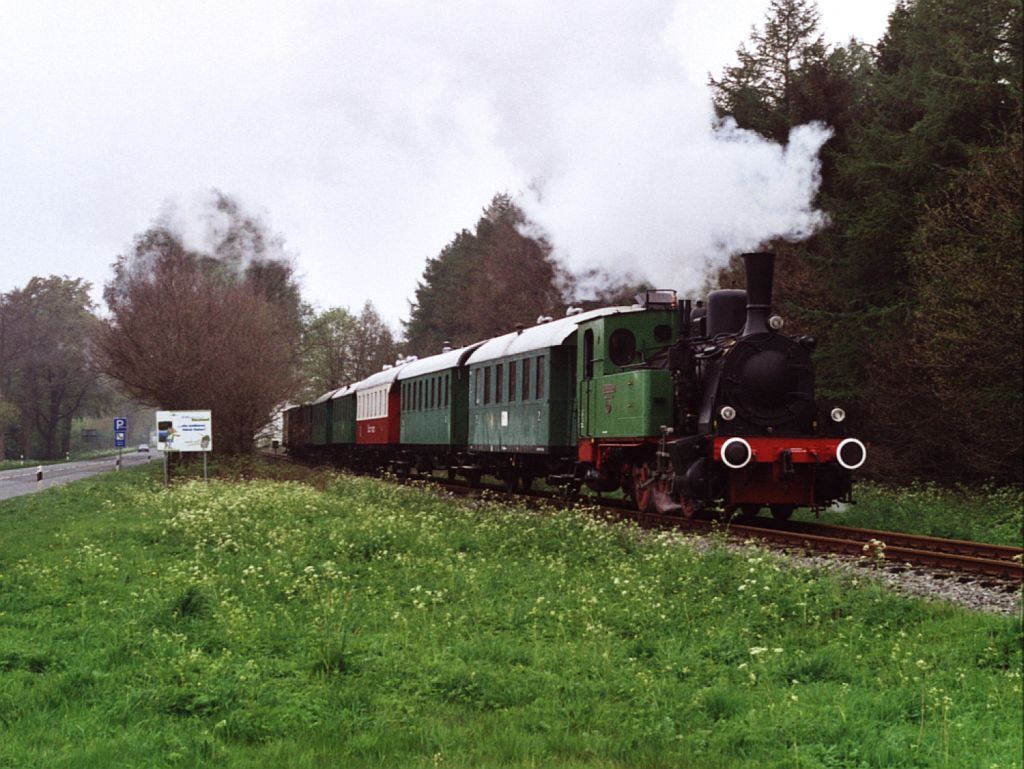 Dampflok T3 (Typ: Bismarck, Baujahr: 1922) der Eisenbahnfreunde Hasetal mit Dampfzug zwischen Haselnne und Quackenbrck in Hilgensand am 29-4-2000. Bild und scan: Date Jan de Vries. 