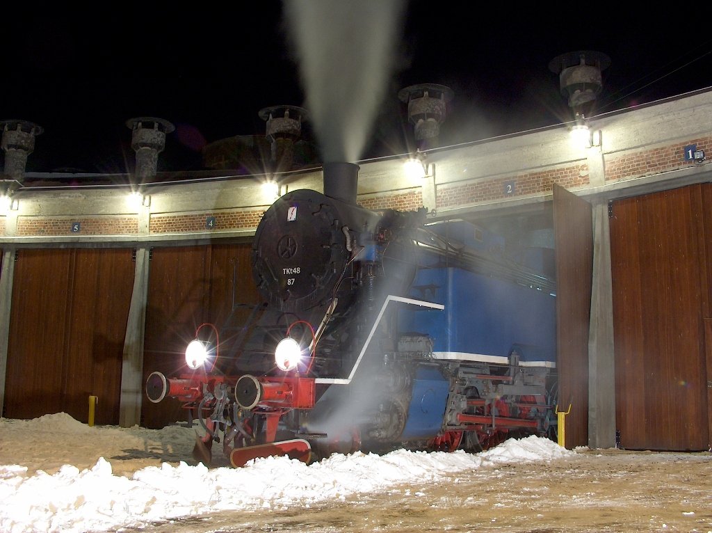 Dampflok TKt 48-87 vor dem Bw. Mariembourg - 19-12-2009