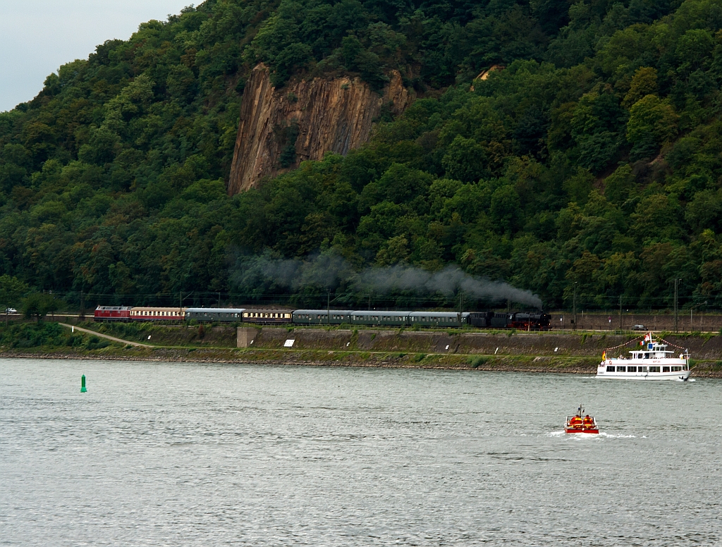 Dampflok-Tradition Oberhausen mit einem Sonderzug zum   Rhein in Flammen  , hier am 13.08.2011 kurz vor Koblenz-Ehrenbreitstein. Zug Lok ist die Dampflok 41360  Lady of Bismarck  und Schulok die V 200 116.