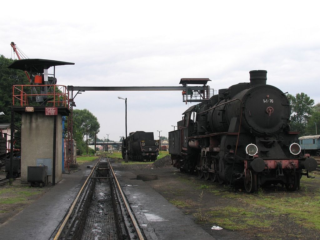 Dampflok Ty-1 76 (Hintergrund: Ty45 379) in Wolsztyn am 10-07-2007.