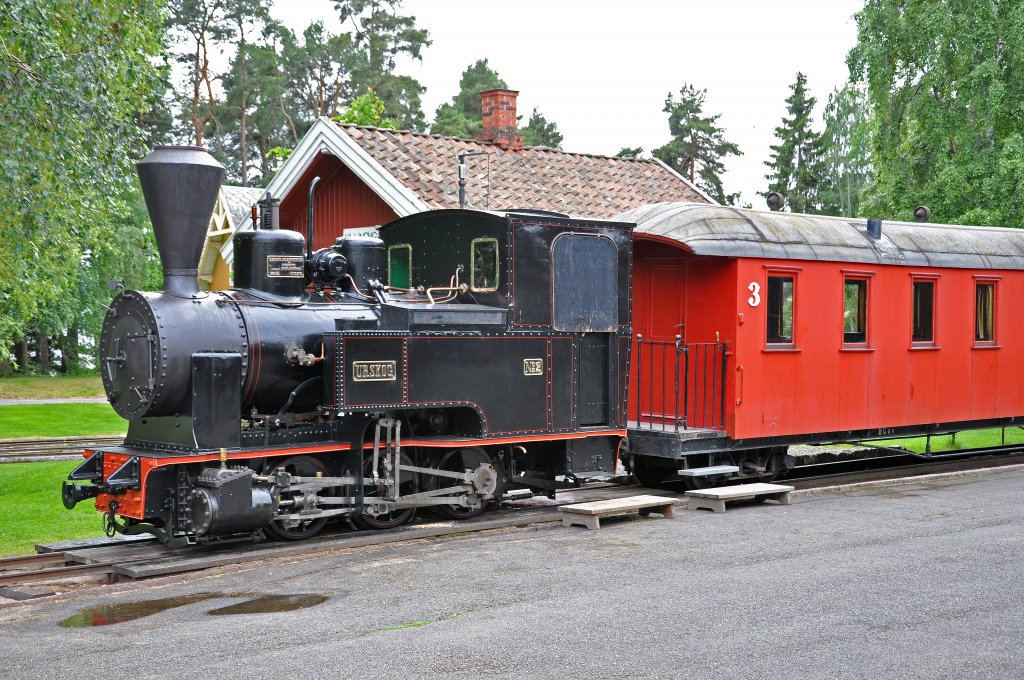 Dampflok Urskog Nr.2 im Norsk Jernebanemuseum Hamar.
Die Maschine wurde mit der Fertigungsnummer 2102 in Chemnitz bei den Hartmann Lokomotivwerken im Jahre 1895 gefertigt. Aufgenommen am 30.06.2010.