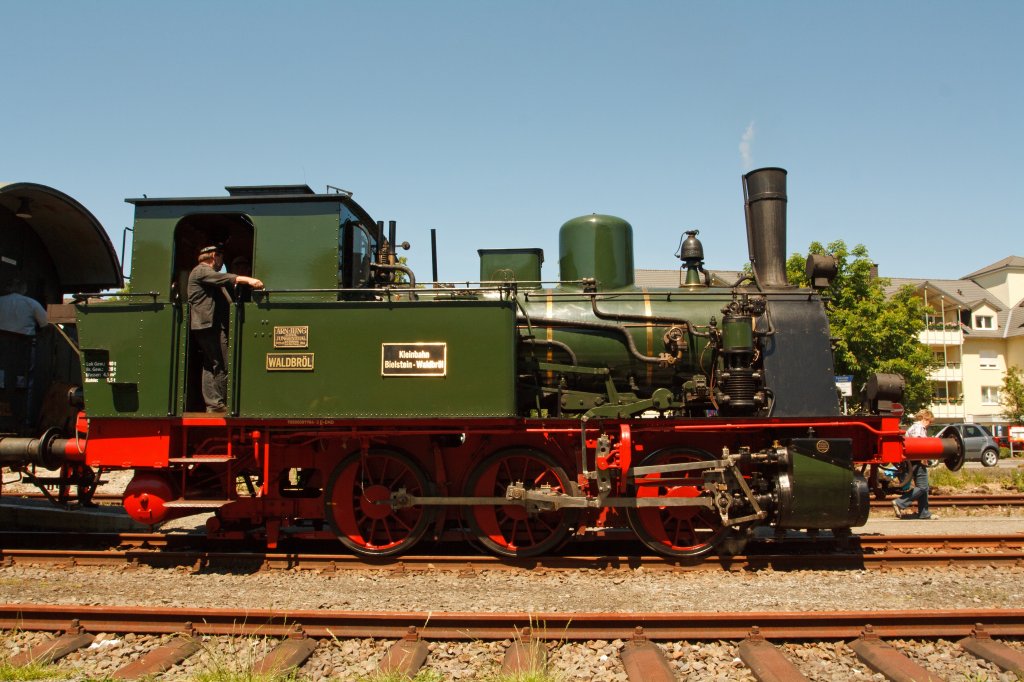 Dampflok  Waldbröl  des Eisenbahnmuseums Dieringhausen steht am 02.06.2011 im Bahnhof Wiehl. Die ehem. Lok der Kleinbahn Bielstein-Waldbröl wurde 1914 unter Fabrik-Nr. 2243 bei Jung in Jungenthal b. Kirchen a.d. Sieg gebaut. Nach der Streckenstillegung (1966) war Sie Denkmal abgestellt und 42 Jahre kalt.