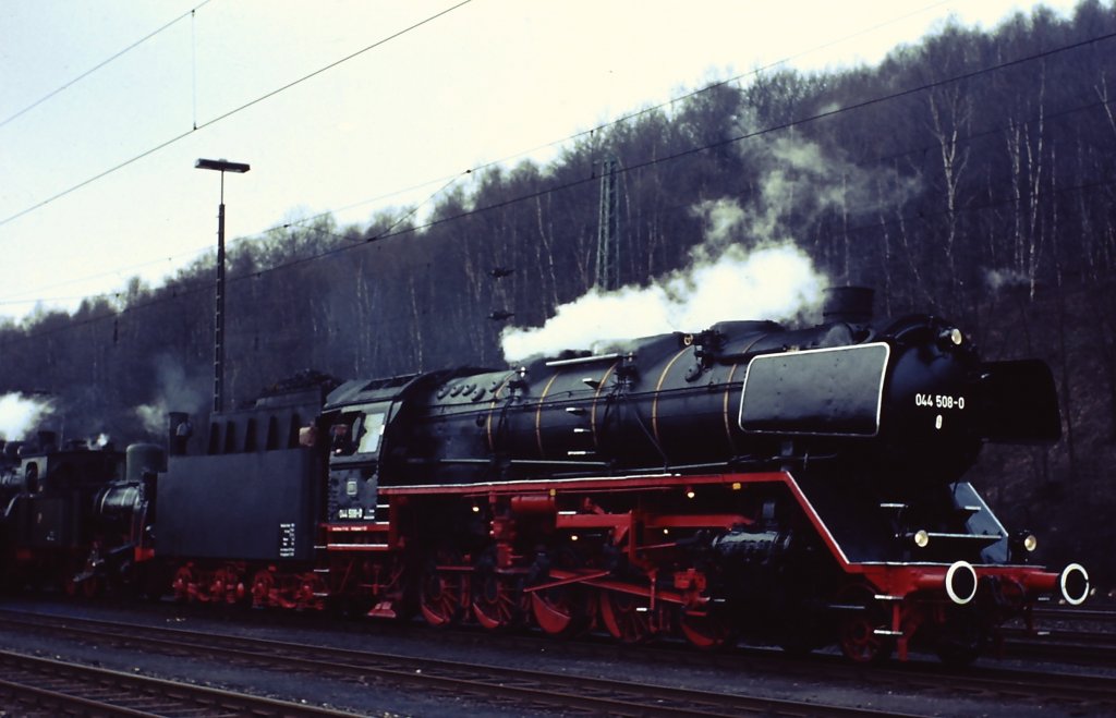 Dampflokabschied Stolberg am 3. April 1976. Die berfhrung der Ausstellungsfahrzeuge aus dem Ruhrgebiet erfolgte mit 044 508-0.