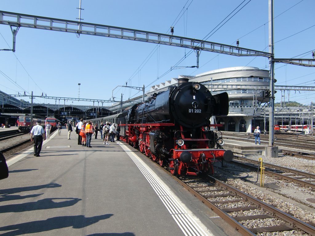 Dampflokomotive 01 202 mit dem NRE im Bahnhof Luzern. Rundfahrt  Rund um den Napf  vom 5.Juni 2010