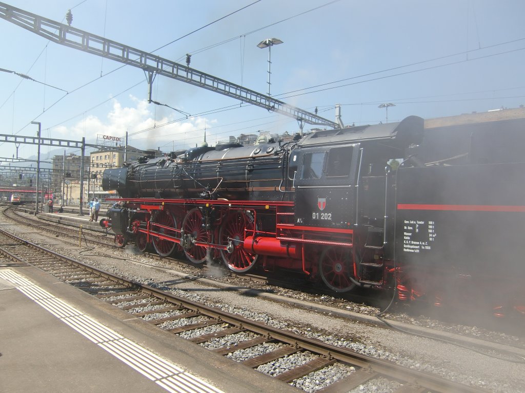 Dampflokomotive 01 202 stand mit viel Dampf im Bahnhof Luzern. Rundfahrt  Rund um den Napf  vom 5.Juni 2010