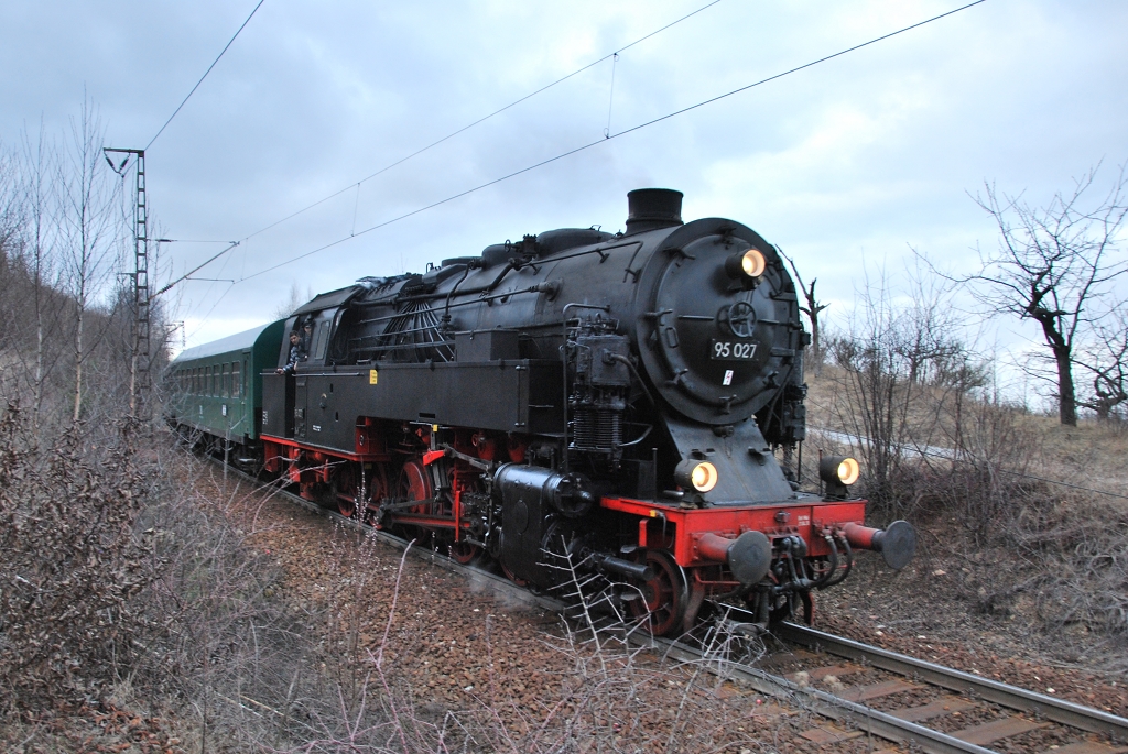 Dampflokomotive 95 027 auf der Rbelandbahn unterwegs als Winter-Wander-Express, hier zwischen dem Bahnhof Michaelstein und Blankenburg (25. Februar 2012).