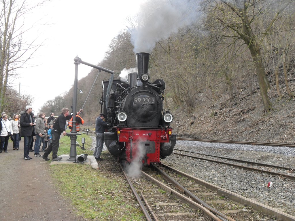 Dampflokomotive 99 7203 bekommt Wassernachschub beim Wasserkran der Brohltalbahn.