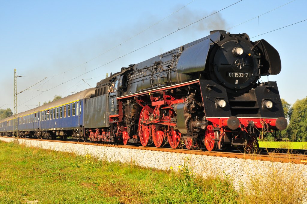 Dampflokomotive BR 01 1533-7 auf einer Sonderfahrt am 01.10.11 nahe Freilassing.