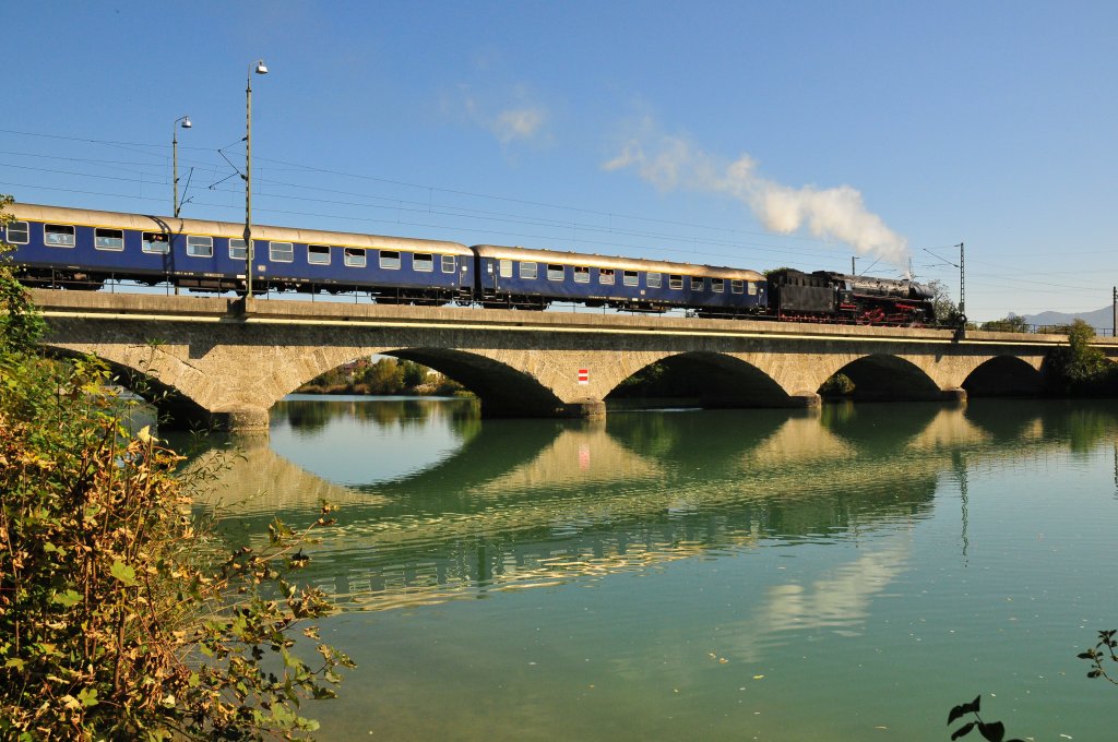 Dampflokomotive BR 01 1533-7 auf einer Sonderfahrt am 01.10.11 beim berqueren der Saalachbrcke zwischen Freilassing und Salzburg.