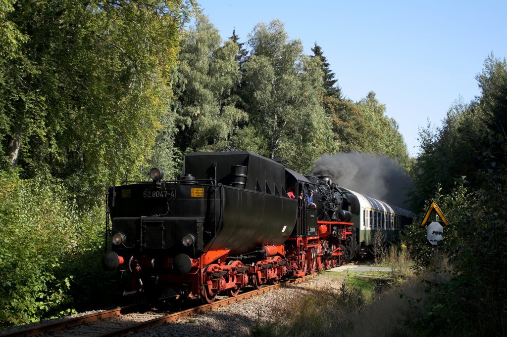 Dampflokomotive mal anders. So fahren sie ja schlielich auch. Tender voran zieht 52 8047 ihren Sonderzug von Freiberg nach Nossen durch den Freiberger Stadtwald. 19.09.09