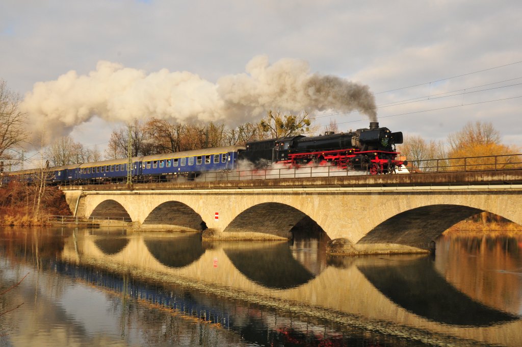 Dampflokomotive der Reihe 41 018 der Dampflok-Gesellschaft Mnchen e.V. berquert die Saalachbrcke bei Freilassing auf dem Weg nach Salzburg, am 11.12.2011