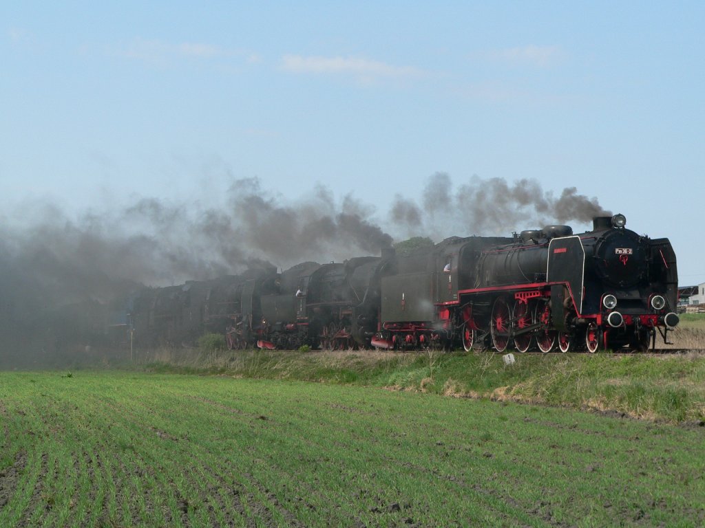 Dampflokparade Wolsztyn: Pm36-2 und weitere heinzen den Fans ordentlich ein. 30.4.2011