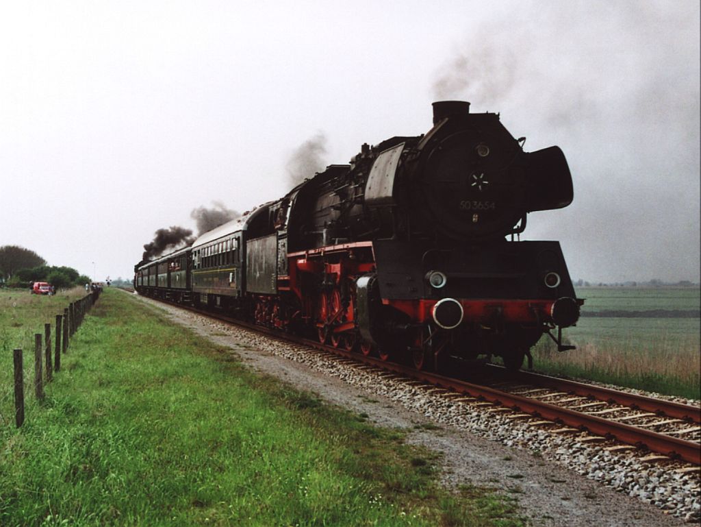 Dampfloks 50 3654 und 23 071 (hinter) der Veluwse Stoomtrein Maatschappij (VSM) mit Sonderfahrt Stavoren-Sneek durch Friesland bei Oudega am 7-5-2006.