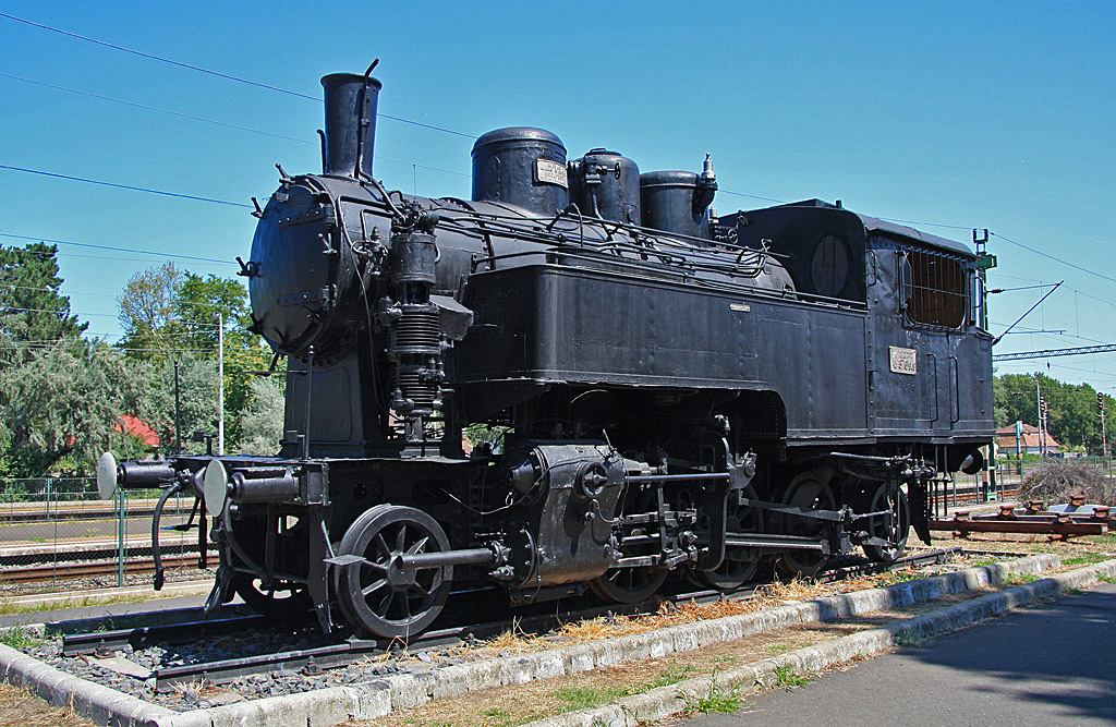 Dampfloks gab es leider nur noch auf dem Sockel zu sehen, wie hier die 1912 gebaute 376.649 im Bahnhof Sifok, 01.08.2012.