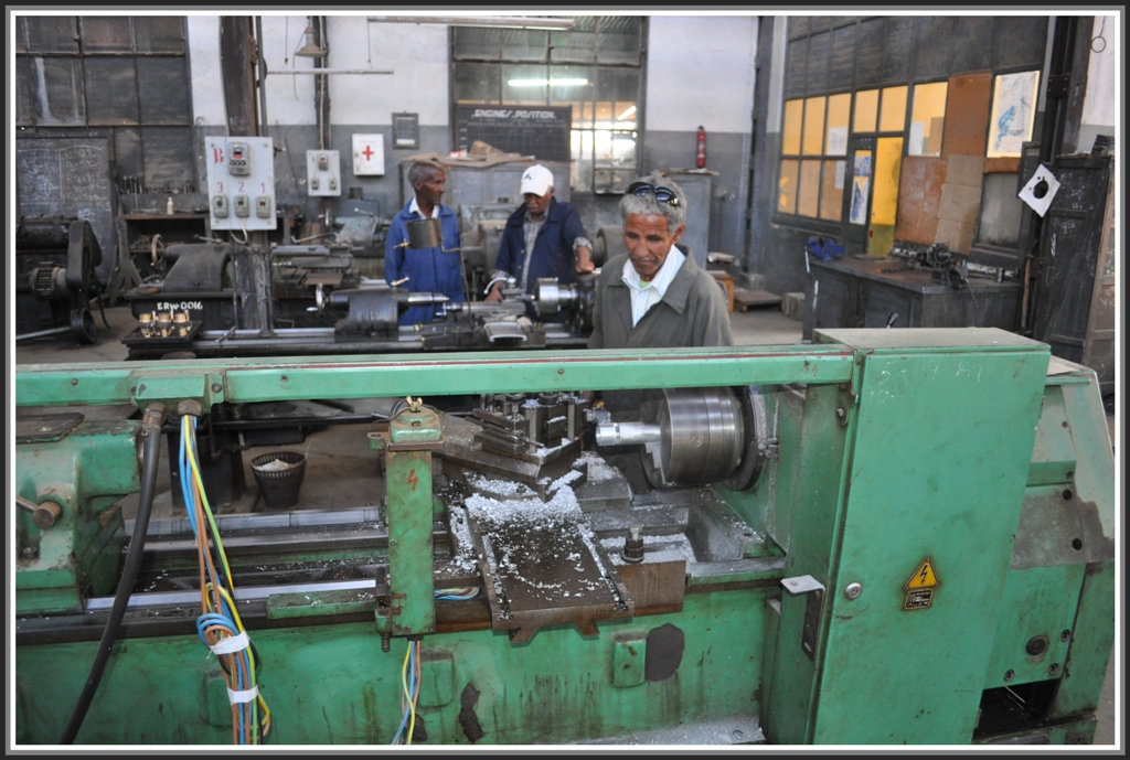 Dampflokschmiede Meiningen? Nein, Ausbesserungswerk Asmara/Eritrea. Die Werksttten mit ihren Transmissionsriemen erinnert mich auch an die alte Werksttte der RHB in Heiden. Hier ist das Ganze in Betrieb, wenn auch nur zeitweise. (31.01.2012)