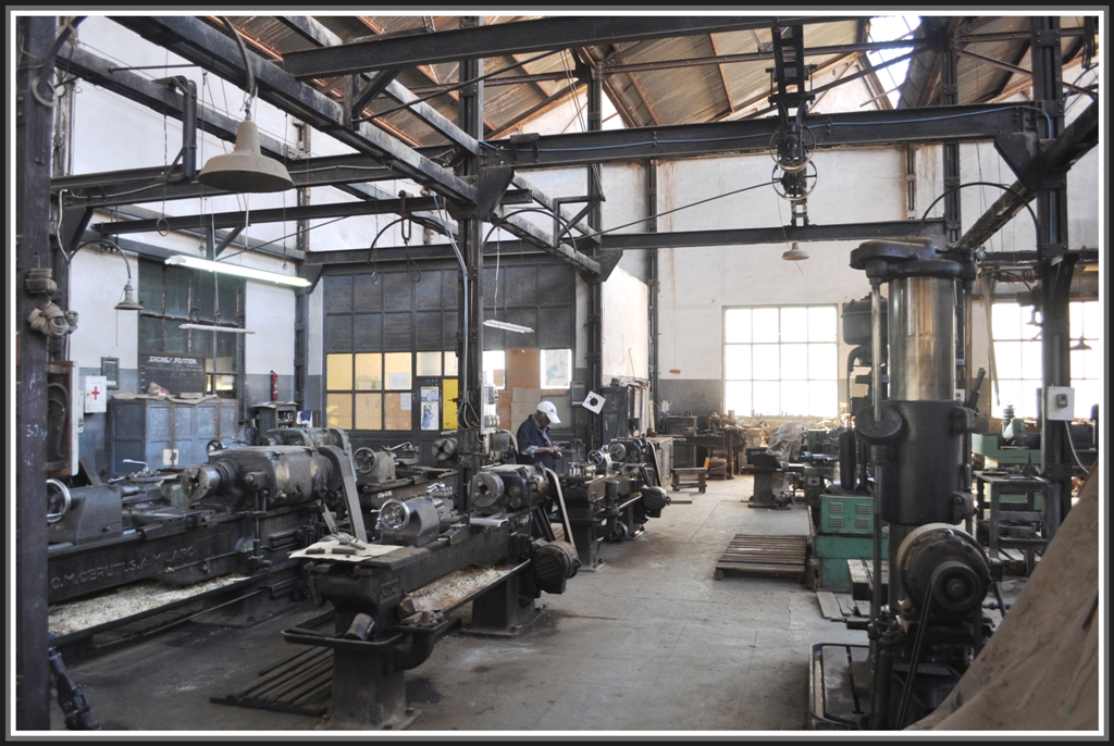 Dampflokschmiede Meiningen? Nein, Ausbesserungswerk Asmara/Eritrea. (31.01.2012)