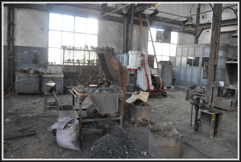 Dampflokschmiede Meiningen? Nein, Ausbesserungswerk Asmara/Eritrea. Die Werksttten mit ihren Transmissionsriemen erinnert mich auch an die alte Werksttte der RHB in Heiden. Hier ist das Ganze in Betrieb, wenn auch nur zeitweise. (31.01.2012)