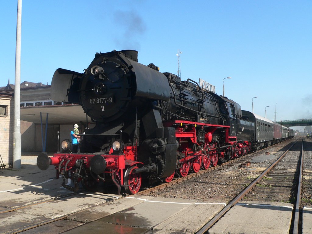 Dampflokzug mit 52 8177-9 ist zur Abfahrt nach Berlin bereit. 28.4.2012, Wolsztyn