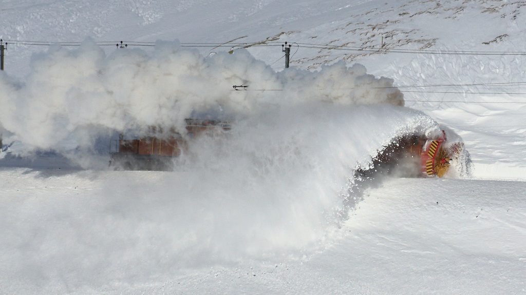 Dampfschneeschleuder-Sonderfahrt mit Xrotd 6/6 9213 und Bernina-Krokodil Ge 4/4 182 entlang des Lago Bianco. (19.01.2013)
