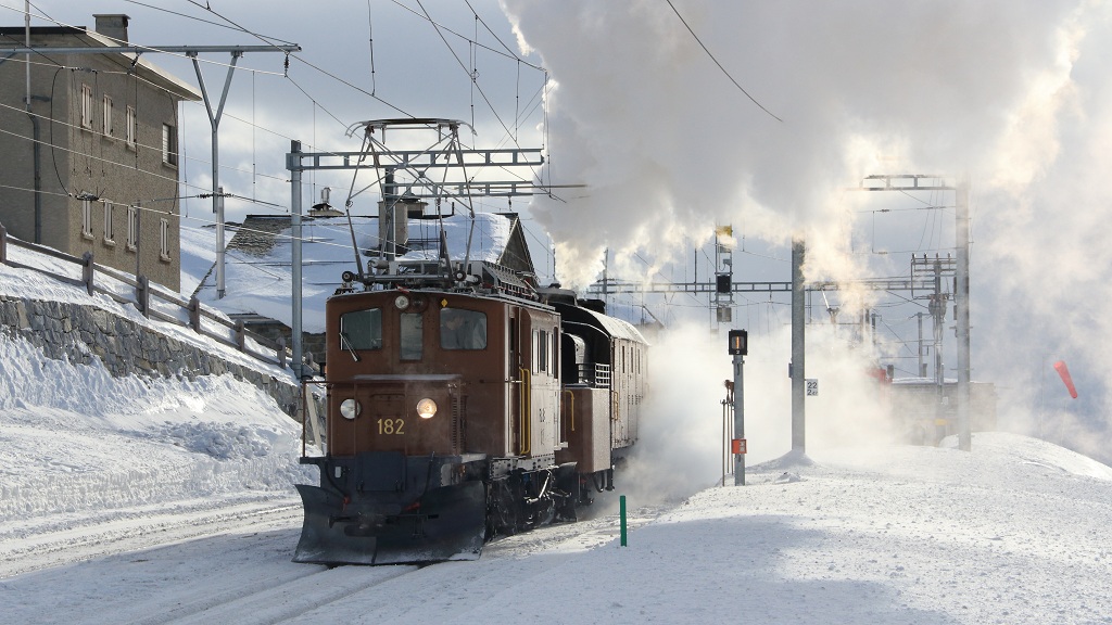 Dampfschneeschleuder-Sonderfahrt mit Xrotd 6/6 9213 und Bernina-Krokodil Ge 4/4 182 bei der Einfahrt in die Station Ospizio Bernina. (19.01.2013)