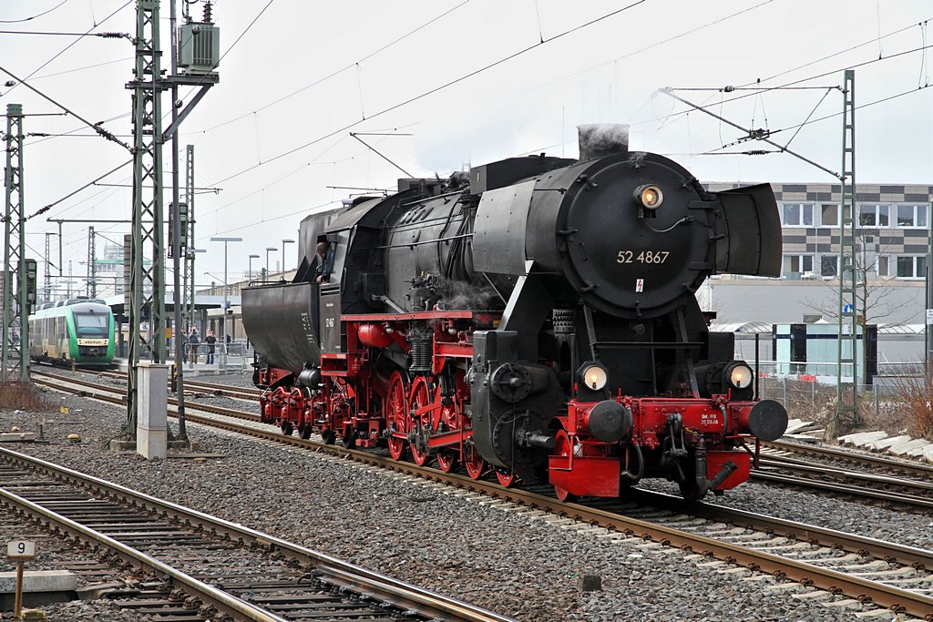Dampfsonderzug E 75918 / E 75919  Burg Eppstein  mit der 52 4867 der Historischen Eisenbahn - 03.03.2013  --  Umsetzen im Bahnhof Limburg  --  Weitere Fotos siehe auch auf http://www.schmalspuralbum.de/ und http://www.FGF-Fotoalbum.de/