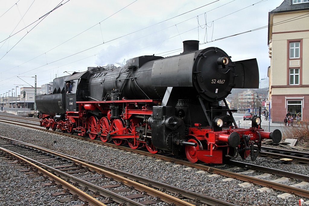 Dampfsonderzug E 75918 / E 75919  Burg Eppstein  mit der 52 4867 der Historischen Eisenbahn - 03.03.2013  --  Umsetzen im Bahnhof Limburg -- Weitere Fotos siehe auch auf http://www.schmalspuralbum.de/ und http://www.FGF-Fotoalbum.de/