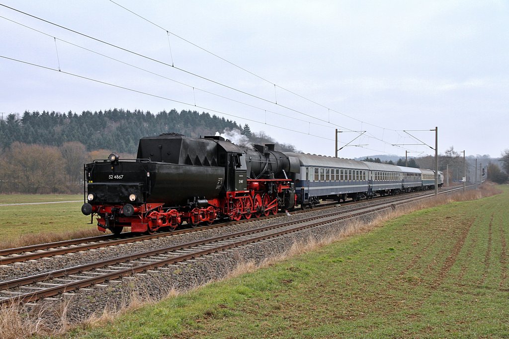 Dampfsonderzug E 75918 / E 75919  Burg Eppstein  mit der 52 4867 der Historischen Eisenbahn - 03.03.2013  --  Tender voraus nach Limburg, zwischen Lindenholzhausen und Niederbrechen -- Weitere Fotos siehe auch auf http://www.schmalspuralbum.de/ und http://www.FGF-Fotoalbum.de/

