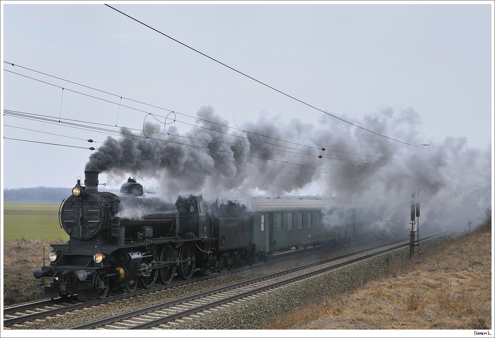 Dampfsonderzug R16137 (Wien/FJB - Mrzzuschlag) mit 109.13 & 2143.040 bei Gramatneusiedl; hier herrschte trbes, extrem windiges Wetter, wehalb die Dampffahne leider stark  verblasen  wurde; 13.3.2010.