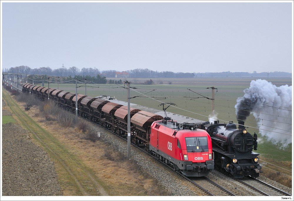 Dampfsonderzug R16137 (Wien/FJB - Mrzzuschlag) mit 109.13 & 2143.040 bei der Ausfahrt aus Wampersdorf; hier kam es erfreulicher Weise zu einer Parallelausfahrt mit dem GAG49417. Beide Tfz fuhren ber eine weite Strecke exakt nebeneinader, was natrlich herrlich zu beobachten war...