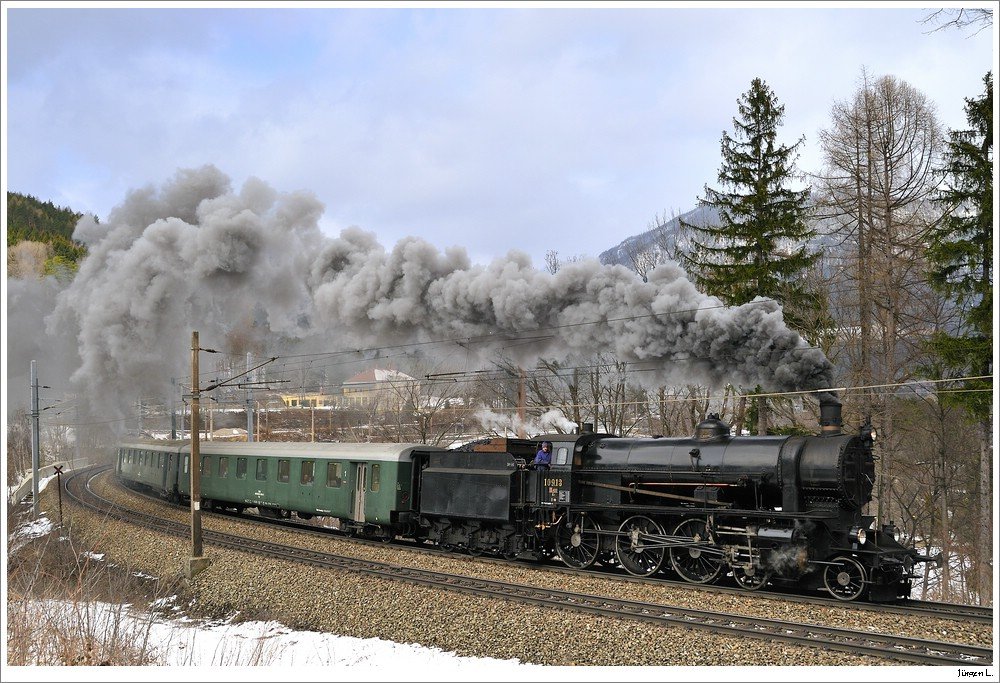 Dampfsonderzug R16137 (Wien/FJB - Mrzzuschlag) mit 109.13 & 2143.040 kurz nach der Haltestelle Kb; 13.3.2010.