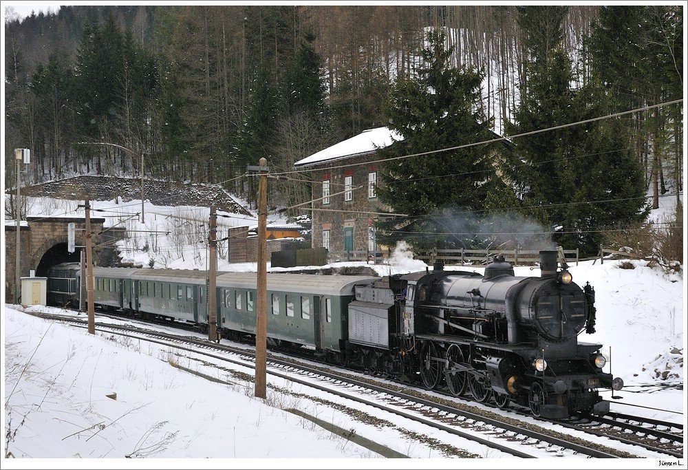 Dampfsonderzug R16137 (Wien/FJB - Mrzzuschlag) mit 109.13 & 2143.040 beim Sdportal des Semmeringtunnels; 13.3.2010.