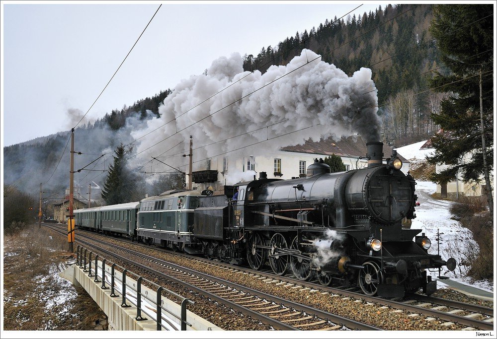 Dampfsonderzug R16138 (Mrzzuschlag - Wien/FJB) mit 109.13 & 2143.040 beim Edlachhof zw. Mrz und Semmering; 13.3.2010.