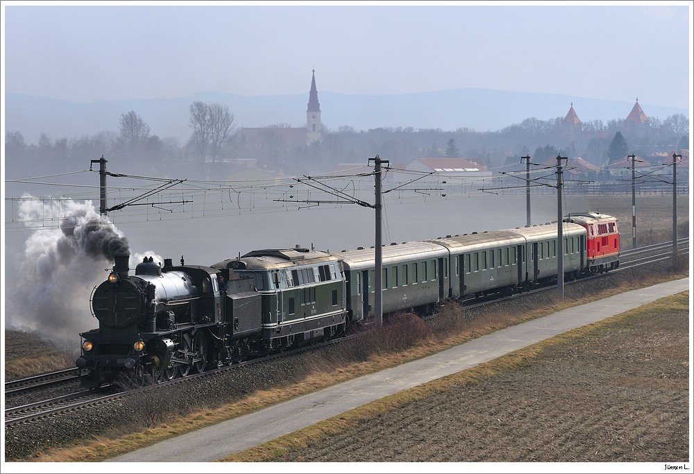 Dampfsonderzug R16138 (Mrzzuschlag - Wien/FJB) mit 109.13 & 2143.040 kurz nach Ebenfurth; hier war zustzlich 2143.35 am Zugschluss mit von der Partie; 13.3.2010.