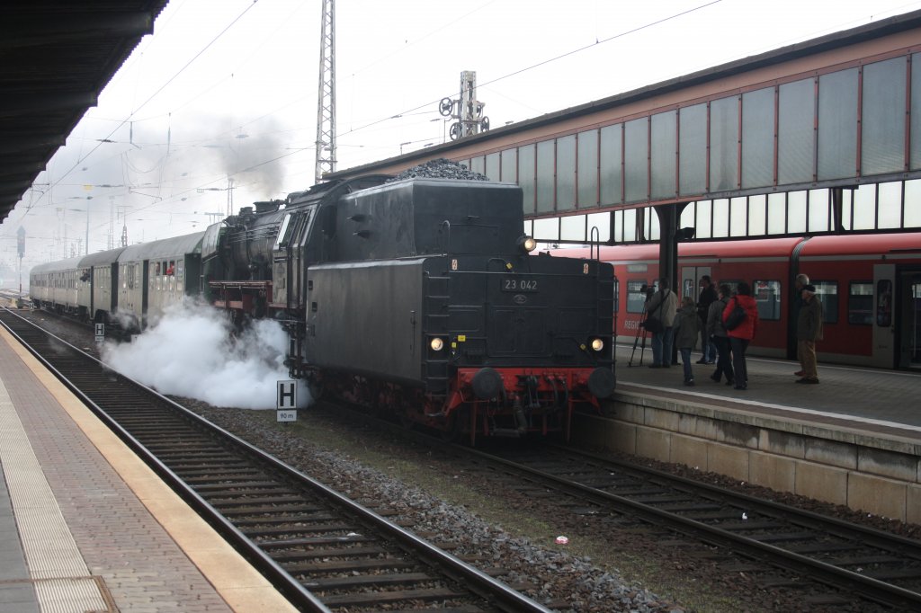 Dampfsonderzug in Trier Hbf am 05.04.10: BR 23 042