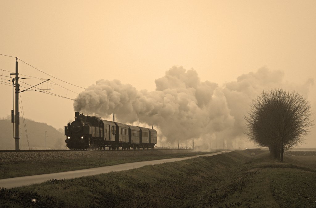 Dampfsonderzug von Wien Praterstern nach Langenlois am 22.12.2012 mit der 93.1420. Hier bei Wagram am Wagram.