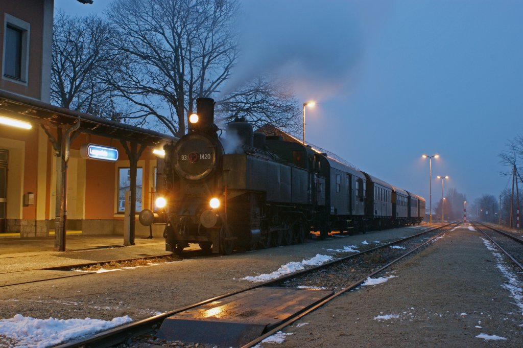 Dampfsonderzug von Wien Praterstern nach Langenlois am 22.12.2012 mit der 93.1420. Hier im Bahnhof Langenlois beim  Wassernehmen .