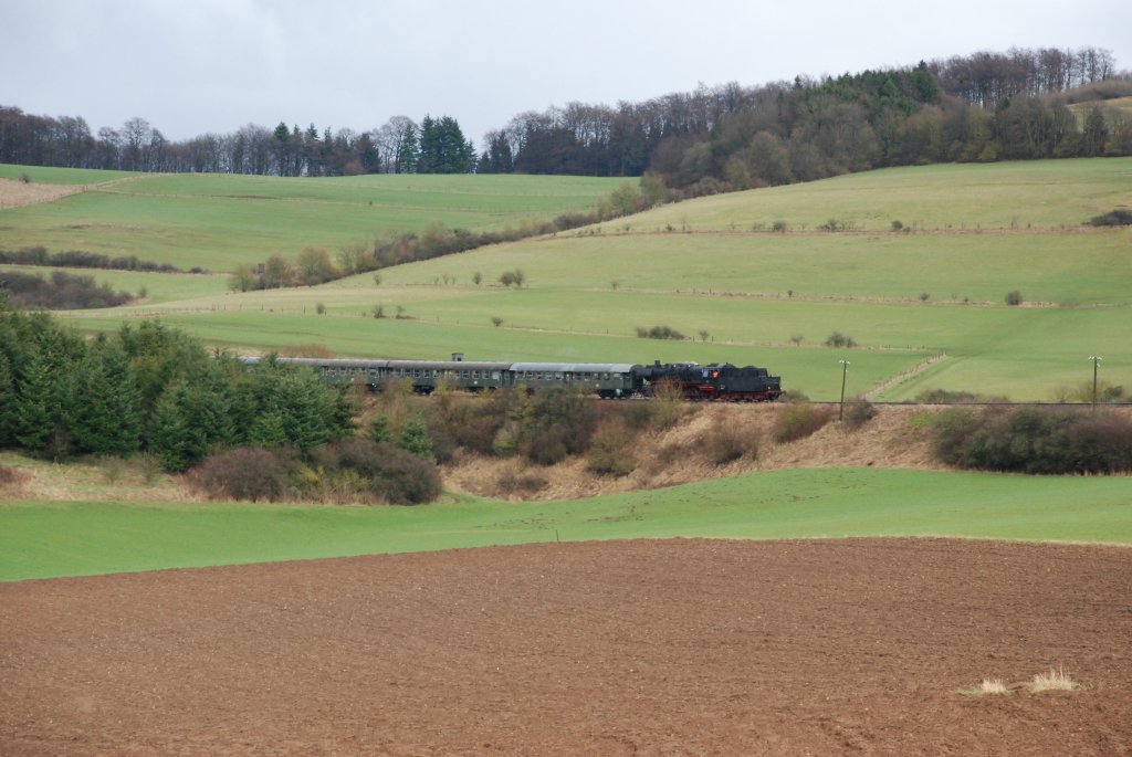Dampfspektakel in der Eifel. Hier an der Strecke zwischen Ulmen und Gerolstein. Die 50 2740 mit Wagenzug am 4.04.2010.  