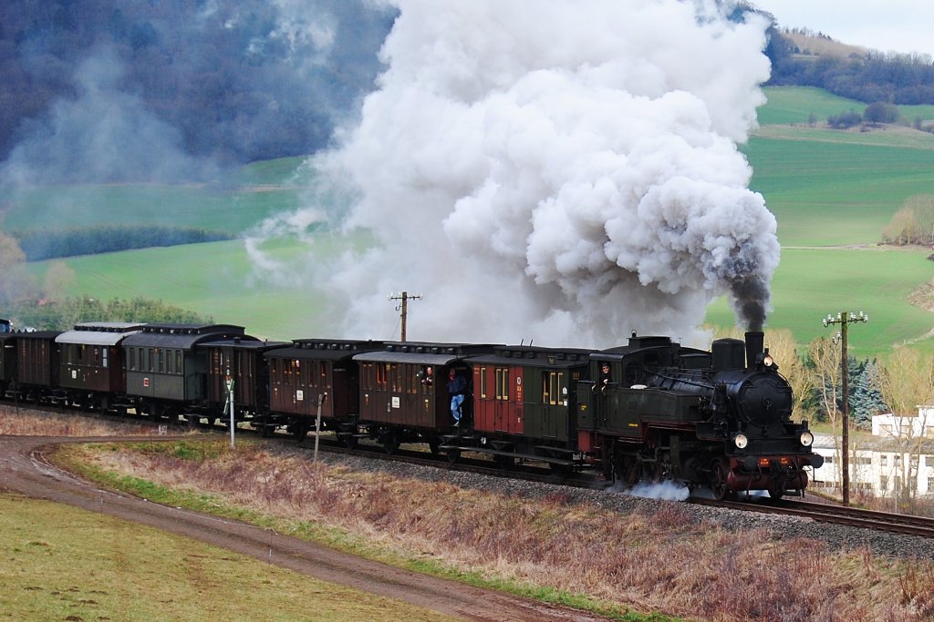 Dampfspektakel Ostern 2010 anlsslich 175 Jahre Deutsche Bahn: Die T11 7512 fuhr am 05.04.2010 mit ihrem Preuenzug von Ulmen nach Gerolstein. Hier bei Hohenfels.