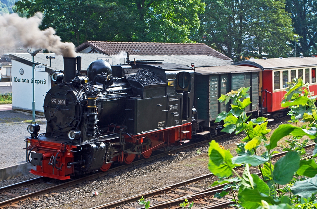 Dampftage auf der Brohltalbahn - Die Gastlok 99 6101  Pfiffi  der Harzer Schmalspurbahnen am 02.09.2012 im Bf Bohl der Brohltalbahn. Die Heidampflok wurde 1914 bei Henschel in Kassel unter der Fabriknummer 12879 fr die Heerestechnische Prfungsanstalt gebaut. Auf einer in der Nhe von Drei Annen Hohne im Harz vom Wrttembergischen Eisenbahnregiment errichteten Versuchsstrecke mit 40 promile Steigung begannen 1915 die Probefahrten. Nach Abschlu der Erprobungen (1917) konnte die Nordhausen-Wernigeroder Eisenbahn-Gesellschaft (NWE) die Lok erwerben. Die Lok kam als NWE 6 vorwiegend im Rangierdienst und Rollbockverkehr in Wernigerode zum Einsatz. Im April 1949 bernahm die DR die Harzer Schmalspurbahnen und somit die dann als 99 6101 numerierte Lok. Die Bauart ist C h2t, die Hchstgeschwindigkeit betrgt 30 km/h (Vorw. u. rckw.), die indizierte Leistung betrgt 280 kW (380 PS).
