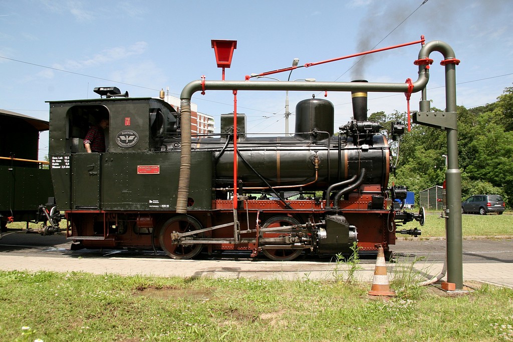 Dampftram Darmstadt am 24.05.2009  --  Die Dampflok wartet mit ihrem Zug am Wasserkran in Eberstadt auf die Weiterfahrt nach der Mittagspause.  --  Weitere Fotos von der Darmst�dter Dampfstra�enbahn siehe auch in meinem http://www.schmalspuralbum.de/