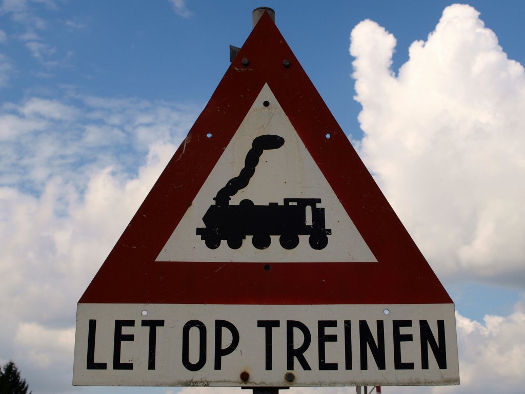 Dampfwolken hinter dem Schild der Sdlimburgischen Dampfeisenbahngesellschaft (ZLSM) im Bw Simpelveld. 