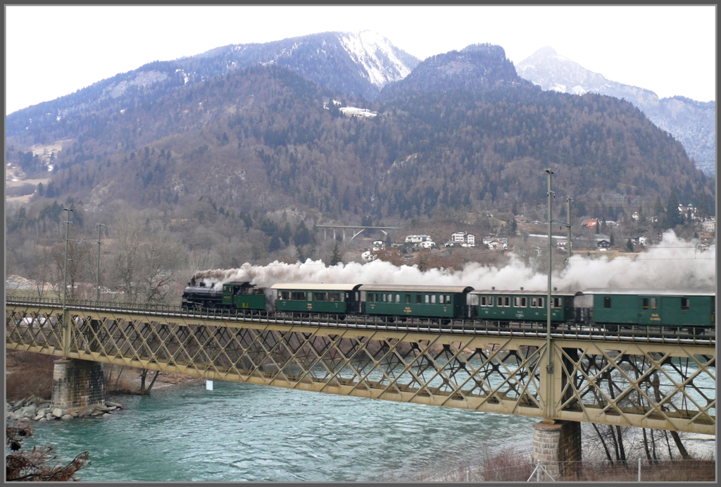 Dampfzug 2131 auf der Hinterrheinbrcke bei Reichenau-Tamins. (24.01.2011)