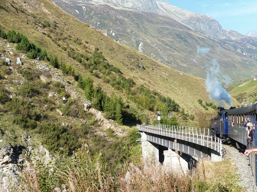 Dampfzug auf der letzten Brcke vor Realp, 2.10.11. 