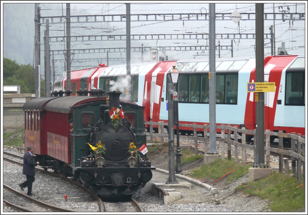 Dampfzug der DFB mit Lok 7  Breithorn  ist bereit zur Abfahrt in Oberwald. Nebenan braust ein Glacier Express Richtung Brig. (15.08.2010)