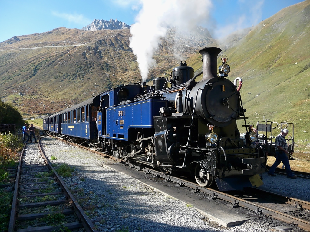 Dampfzug mit HG 3/4 in der Station Tiefenbach. 2.10.11 Das Gleis links endet mit einem Prellbock, ich stehe also nicht im Gleisbereich (siehe nchstes Bild).